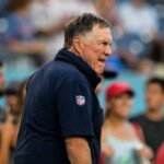 Bill Belichick, do New England Patriots, fica na linha lateral no primeiro jogo antes do jogo da pré-temporada contra o Tennessee Titans, no Nissan Stadium, em 25 de agosto de 2023, em Nashville, Tennessee.