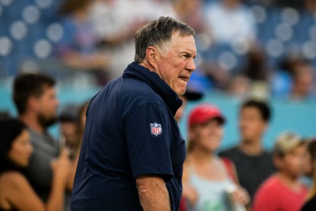 Bill Belichick, do New England Patriots, fica na linha lateral no primeiro jogo antes do jogo da pré-temporada contra o Tennessee Titans, no Nissan Stadium, em 25 de agosto de 2023, em Nashville, Tennessee.