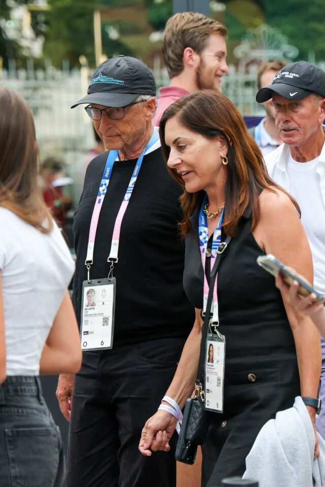 Bill Gates e Paula Hurd deixam a final da ginástica olímpica feminina de Paris 2024