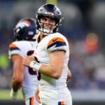 INDIANÁPOLIS, INDIAN - 11 DE AGOSTO: Bo Nix # 10 do Denver Broncos sorri após um touchdown durante a segunda metade de um jogo de pré-temporada contra o Indianapolis Colts no Lucas Oil Stadium em 11 de agosto de 2024 em Indianápolis, Indiana.