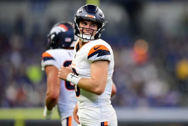 INDIANÁPOLIS, INDIAN - 11 DE AGOSTO: Bo Nix # 10 do Denver Broncos sorri após um touchdown durante a segunda metade de um jogo de pré-temporada contra o Indianapolis Colts no Lucas Oil Stadium em 11 de agosto de 2024 em Indianápolis, Indiana. 