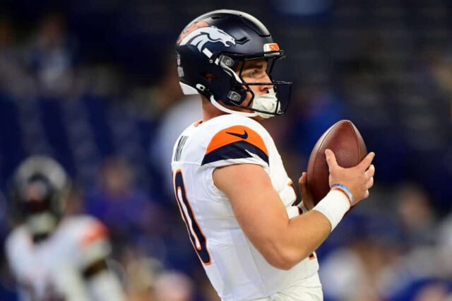 INDIANÁPOLIS, INDIAN - 11 DE AGOSTO: Bo Nix # 10 do Denver Broncos se aquece antes de um jogo de pré-temporada contra o Indianapolis Colts no Lucas Oil Stadium em 11 de agosto de 2024 em Indianápolis, Indiana. 