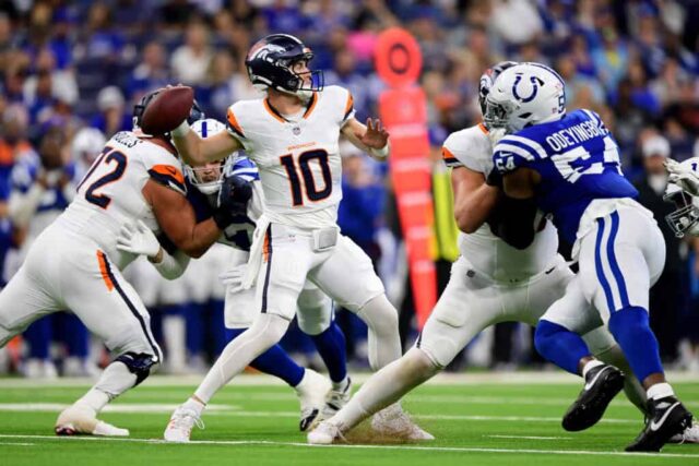 INDIANÁPOLIS, INDIAN - 11 DE AGOSTO: Bo Nix # 10 do Denver Broncos lança um passe no primeiro tempo durante um jogo de pré-temporada contra o Indianapolis Colts no Lucas Oil Stadium em 11 de agosto de 2024 em Indianápolis, Indiana. 