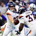 INDIANÁPOLIS, INDIAN - 11 DE AGOSTO: Bo Nix # 10 do Denver Broncos passa a bola para Audric Estime # 37 no primeiro tempo durante um jogo de pré-temporada contra o Indianapolis Colts no Lucas Oil Stadium em 11 de agosto de 2024 em Indianápolis, Indiana.