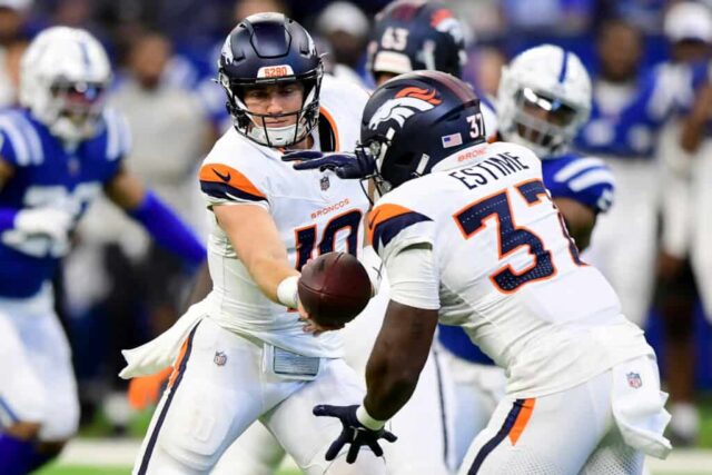 INDIANÁPOLIS, INDIAN - 11 DE AGOSTO: Bo Nix # 10 do Denver Broncos passa a bola para Audric Estime # 37 no primeiro tempo durante um jogo de pré-temporada contra o Indianapolis Colts no Lucas Oil Stadium em 11 de agosto de 2024 em Indianápolis, Indiana. 