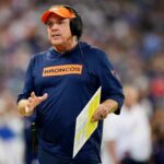 INDIANÁPOLIS, INDIAN - 11 DE AGOSTO: O técnico do Denver Broncos, Sean Payton, reage do lado de fora durante a segunda metade de um jogo de pré-temporada contra o Indianapolis Colts no Lucas Oil Stadium em 11 de agosto de 2024 em Indianápolis, Indiana.