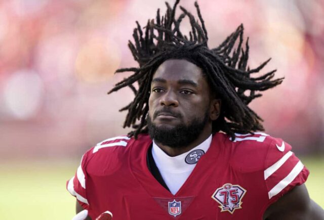 SANTA CLARA, CALIFÓRNIA - 07 DE NOVEMBRO: Brandon Aiyuk # 11 do San Francisco 49ers em campo antes do início do jogo contra o Arizona Cardinals no Levi's Stadium em 07 de novembro de 2021 em Santa Clara, Califórnia.