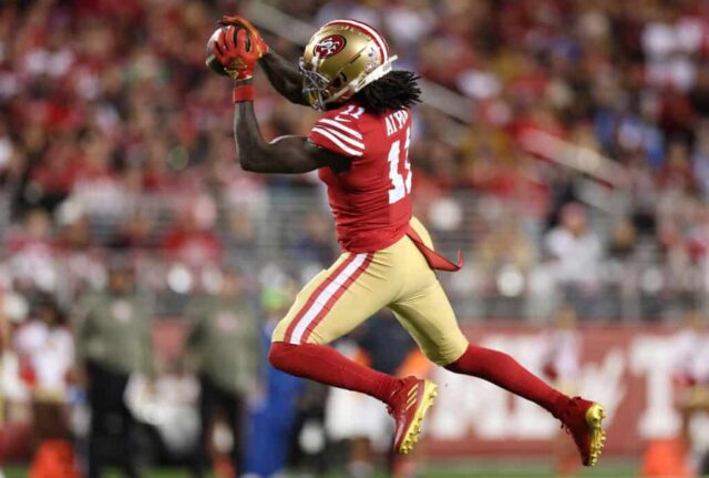 SANTA CLARA, CALIFÓRNIA - 13 DE NOVEMBRO: Brandon Aiyuk nº 11 do San Francisco 49ers recebe um passe durante o primeiro quarto contra o Los Angeles Chargers no Levi's Stadium em 13 de novembro de 2022 em Santa Clara, Califórnia