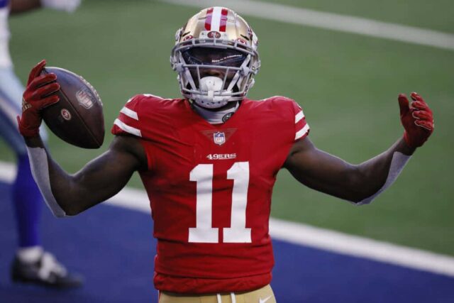 ARLINGTON, TEXAS - 20 DE DEZEMBRO: O wide receiver Brandon Aiyuk # 11 do San Francisco 49ers comemora um touchdown contra o Dallas Cowboys durante o segundo quarto no AT&T Stadium em 20 de dezembro de 2020 em Arlington, Texas. 