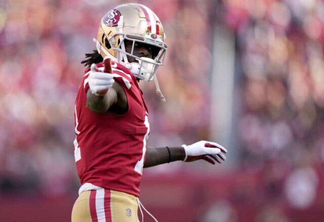 SANTA CLARA, CALIFÓRNIA - 07 DE NOVEMBRO: Brandon Aiyuk # 11 do San Francisco 49ers aponta depois de pegar a bola para uma primeira descida durante o segundo quarto contra o Arizona Cardinals no Levi's Stadium em 07 de novembro de 2021 em Santa Clara, Califórnia.