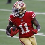 ARLINGTON, TEXAS - 20 DE DEZEMBRO: O wide receiver Brandon Aiyuk nº 11 do San Francisco 49ers corre para um touchdown contra o Dallas Cowboys durante o segundo quarto no AT&T Stadium em 20 de dezembro de 2020 em Arlington, Texas