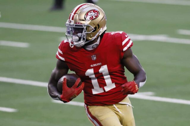 ARLINGTON, TEXAS - 20 DE DEZEMBRO: O wide receiver Brandon Aiyuk nº 11 do San Francisco 49ers corre para um touchdown contra o Dallas Cowboys durante o segundo quarto no AT&T Stadium em 20 de dezembro de 2020 em Arlington, Texas