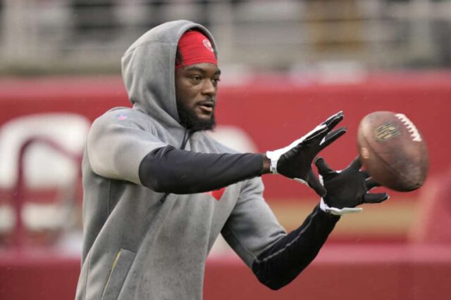 SANTA CLARA, CALIFÓRNIA - 24 DE OUTUBRO: Brandon Aiyuk nº 11 do San Francisco 49ers recebe um passe durante o pré-jogo antes de jogar contra o Indianapolis Colts no Levi's Stadium em 24 de outubro de 2021 em Santa Clara, Califórnia. 