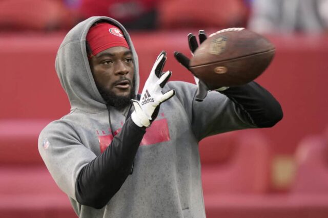 SANTA CLARA, CALIFÓRNIA - 24 DE OUTUBRO: Brandon Aiyuk nº 11 do San Francisco 49ers recebe um passe durante o pré-jogo antes de jogar contra o Indianapolis Colts no Levi's Stadium em 24 de outubro de 2021 em Santa Clara, Califórnia. 