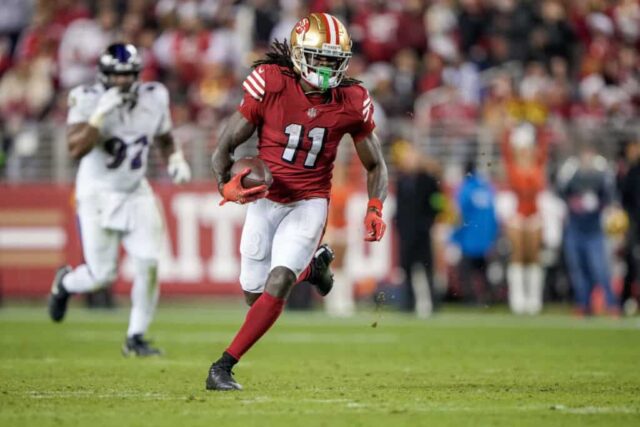 SANTA CLARA, CALIFÓRNIA - 25 DE DEZEMBRO: Brandon Aiyuk # 11 do San Francisco 49ers corre após uma recepção durante o quarto período contra o Baltimore Ravensat Levi's Stadium em 25 de dezembro de 2023 em Santa Clara, Califórnia.