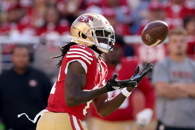 SANTA CLARA, CALIFÓRNIA - 01 DE OUTUBRO: Brandon Aiyuk nº 11 do San Francisco 49ers faz uma recepção de passe durante o terceiro quarto contra o Arizona Cardinals no Levi's Stadium em 01 de outubro de 2023 em Santa Clara, Califórnia.