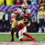 LAS VEGAS, NEVADA - 11 DE FEVEREIRO: Brandon Aiyuk # 11 do San Francisco 49ers recebe um passe para uma primeira descida na prorrogação contra o Kansas City Chiefs durante o Super Bowl LVIII no Allegiant Stadium em 11 de fevereiro de 2024 em Las Vegas, Nevada.