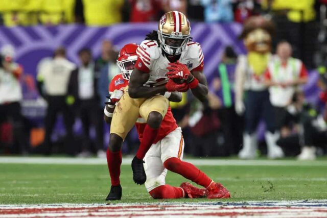 LAS VEGAS, NEVADA - 11 DE FEVEREIRO: Brandon Aiyuk # 11 do San Francisco 49ers recebe um passe para uma primeira descida na prorrogação contra o Kansas City Chiefs durante o Super Bowl LVIII no Allegiant Stadium em 11 de fevereiro de 2024 em Las Vegas, Nevada.