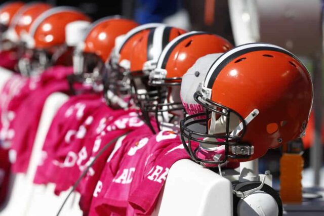 BALTIMORE, MD - 11 DE OUTUBRO: Os capacetes do Cleveland Browns descansam no banco antes de um jogo contra o Baltimore Ravens no M&T Bank Stadium em 11 de outubro de 2015 em Baltimore, Maryland.