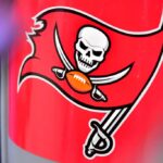 TAMPA, FLÓRIDA - 10 DE OUTUBRO: Uma visão detalhada de um logotipo do Tampa Bay Buccaneers antes do jogo contra o Miami Dolphins no Raymond James Stadium em 10 de outubro de 2021 em Tampa, Flórida.