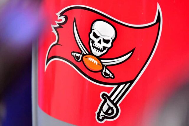 TAMPA, FLÓRIDA - 10 DE OUTUBRO: Uma visão detalhada de um logotipo do Tampa Bay Buccaneers antes do jogo contra o Miami Dolphins no Raymond James Stadium em 10 de outubro de 2021 em Tampa, Flórida.