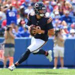 ORCHARD PARK, NOVA IORQUE - 10 DE AGOSTO: Caleb Williams nº 18 do Chicago Bears joga contra o Buffalo Bills durante a primeira metade de um jogo de pré-temporada no Highmark Stadium em 10 de agosto de 2024 em Orchard Park, Nova York.