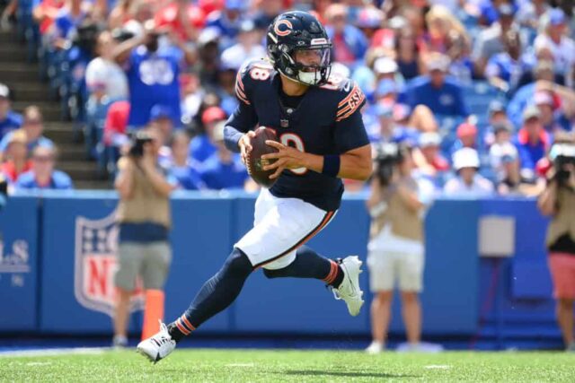 ORCHARD PARK, NOVA IORQUE - 10 DE AGOSTO: Caleb Williams nº 18 do Chicago Bears joga contra o Buffalo Bills durante a primeira metade de um jogo de pré-temporada no Highmark Stadium em 10 de agosto de 2024 em Orchard Park, Nova York.