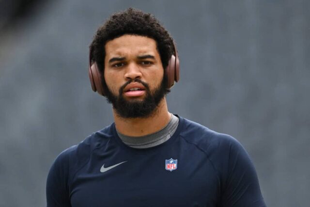 CHICAGO, ILLINOIS - 17 DE AGOSTO: Caleb Williams nº 18 do Chicago Bears se aquece antes de um jogo de pré-temporada contra o Cincinnati Bengals no Soldier Field em 17 de agosto de 2024 em Chicago, Illinois.