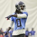 NASHVILLE, TENNESSEE - 04 DE JUNHO: Calvin Ridley # 0 do Tennessee Titans observa durante o Titans Mandatory Minicamp no Ascension Saint Thomas Sports Park em 04 de junho de 2024 em Nashville, Tennessee.