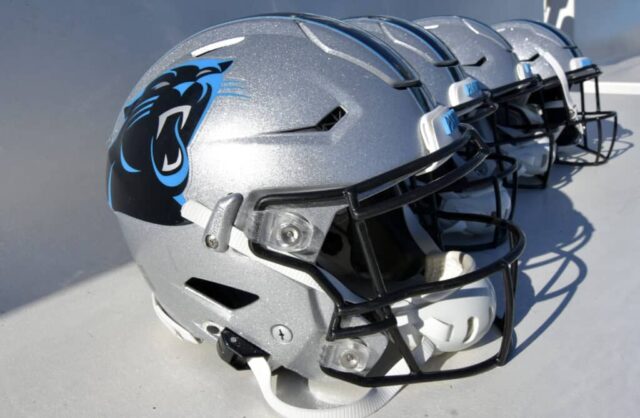 Os capacetes do Carolina Panthers são vistos antes do jogo contra o Seattle Seahawks no Bank of America Stadium em 15 de dezembro de 2019 em Charlotte, Carolina do Norte.