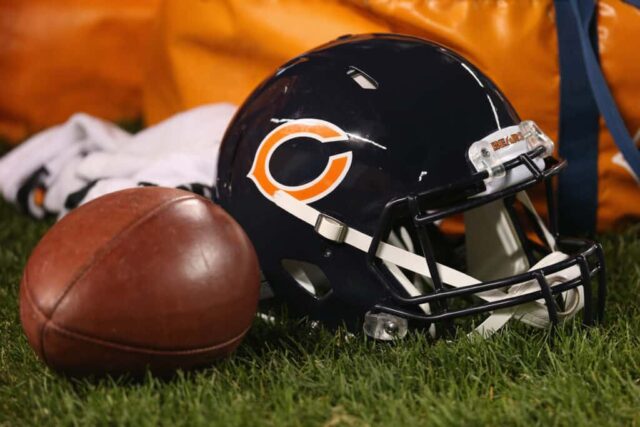 Uma bola e um capacete do Chicago Bears são vistos à margem durante um jogo de pré-temporada entre o Bears e o Jacksonville Jaguars no Soldier Field em 14 de agosto de 2014 em Chicago, Illinois.  Os Bears derrotaram os Jaguars por 20-19.