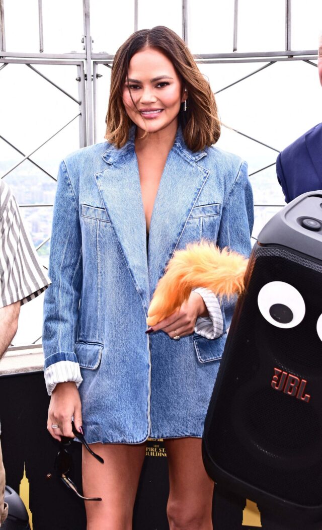 Chrissy Teigen visita o Empire State Building