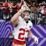 LAS VEGAS, NEVADA - 11 DE FEVEREIRO: Christian McCaffrey nº 23 do San Francisco 49ers reage ao entrar em campo antes do Super Bowl LVIII contra o Kansas City Chiefs no Allegiant Stadium em 11 de fevereiro de 2024 em Las Vegas, Nevada.