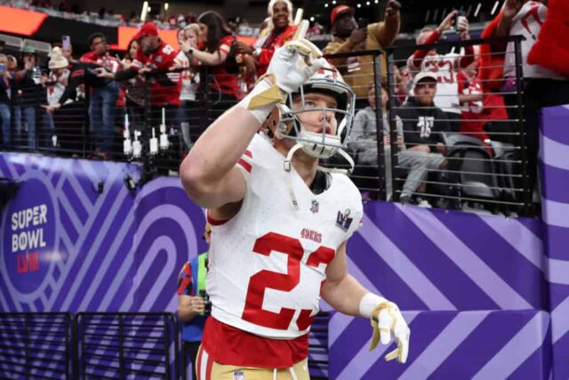 LAS VEGAS, NEVADA - 11 DE FEVEREIRO: Christian McCaffrey nº 23 do San Francisco 49ers reage ao entrar em campo antes do Super Bowl LVIII contra o Kansas City Chiefs no Allegiant Stadium em 11 de fevereiro de 2024 em Las Vegas, Nevada.