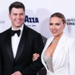 Colin Jost assa completamente a esposa Scarlett Johansson no ‘SNL’