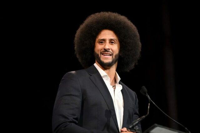 NOVA IORQUE, NOVA IORQUE - 21 DE MAIO: Colin Kaepernick fala no palco durante o jantar e leilão anual de premiação da Fundação Gordon Parks em comemoração às artes e à justiça social na Cipriani 42nd Street em 21 de maio de 2024 na cidade de Nova York. 