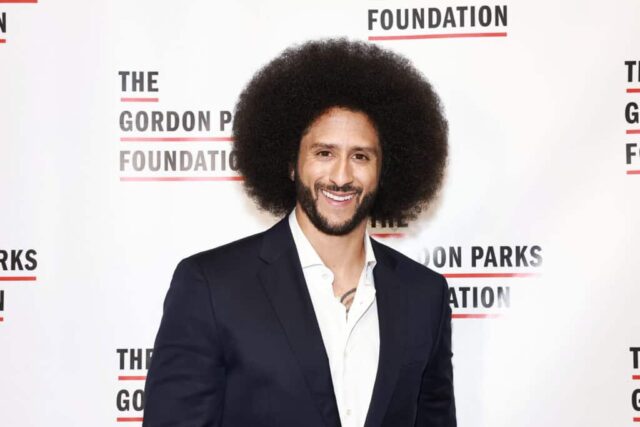 NOVA IORQUE, NOVA IORQUE - 21 DE MAIO: Colin Kaepernick participa do jantar e leilão anual de premiação da Fundação Gordon Parks em comemoração às artes e à justiça social na Cipriani 42nd Street em 21 de maio de 2024 na cidade de Nova York.