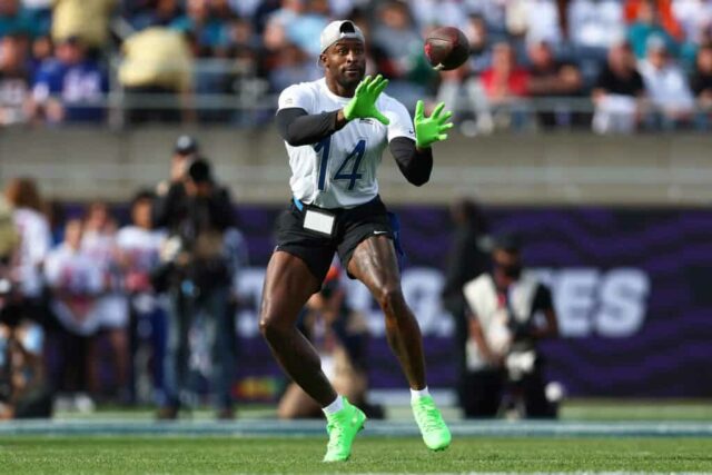 ORLANDO, FLÓRIDA - FEVEREIRO 04: DK Metcalf # 14 do Seattle Seahawks e NFC recebe um passe durante o segundo quarto dos 2024 NFL Pro Bowl Games no Camping World Stadium em 04 de fevereiro de 2024 em Orlando, Flórida.