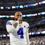 ARLINGTON, TEXAS - 14 DE JANEIRO: Dak Prescott nº 4 do Dallas Cowboys entra em campo antes do jogo NFC Wild Card Playoff contra o Green Bay Packers no AT&T Stadium em 14 de janeiro de 2024 em Arlington, Texas.