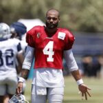 OXNARD, CALIFÓRNIA - 30 DE JULHO: Quarterback Dak Prescott #4 do Dallas Cowboys durante uma sessão de treinamento em 30 de julho de 2024 em Oxnard, Califórnia.