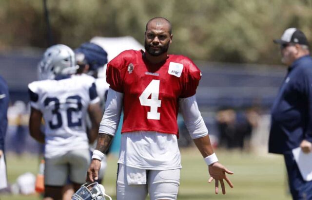 OXNARD, CALIFÓRNIA - 30 DE JULHO: Quarterback Dak Prescott #4 do Dallas Cowboys durante uma sessão de treinamento em 30 de julho de 2024 em Oxnard, Califórnia.