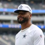 INGLEWOOD, CALIFÓRNIA - 11 DE AGOSTO: Dak Prescott nº 4 do Dallas Cowboys sorri antes de um jogo de pré-temporada contra o Los Angeles Rams no SoFi Stadium em 11 de agosto de 2024 em Inglewood, Califórnia.