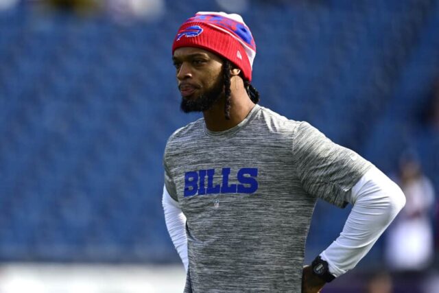 FOXBOROUGH, MASSACHUSETTS - 22 DE OUTUBRO: Damar Hamlin nº 3 do Buffalo Bills observa antes de um jogo contra o New England Patriots no Gillette Stadium em 22 de outubro de 2023 em Foxborough, Massachusetts.