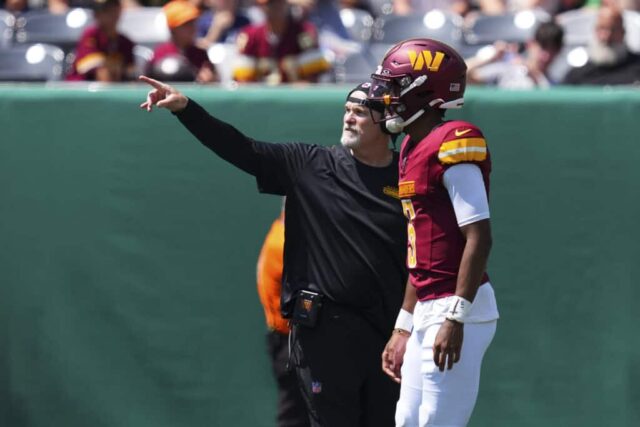 EAST RUTHERFORD, NOVA JERSEY - 10 DE AGOSTO: O técnico Dan Quinn do Washington Commanders fala com Jayden Daniels # 5 contra o New York Jets na primeira metade do jogo de pré-temporada contra no MetLife Stadium em 10 de agosto de 2024 em East Rutherford, New Jersey. Os Jets derrotaram os Comandantes por 20-17. 