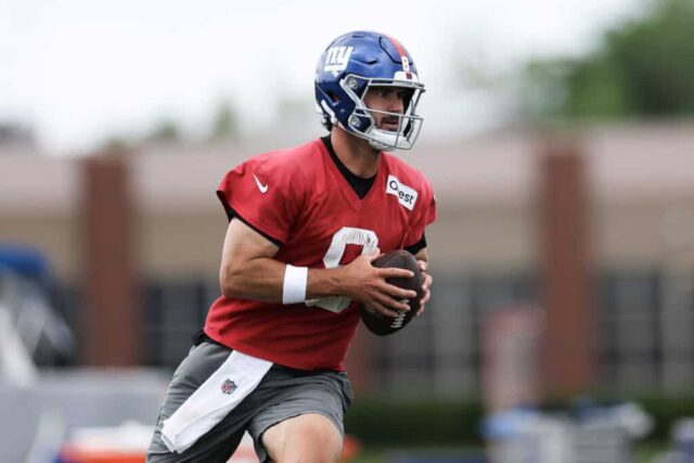 EAST RUTHERFORD, NOVA JERSEY - 06 DE JUNHO: Daniel Jones nº 8 do New York Giants participa de treinos durante os treinos fora de temporada do New York Giants OTA no NY Giants Quest Diagnostics Training Center em 06 de junho de 2024 em East Rutherford, Nova Jersey