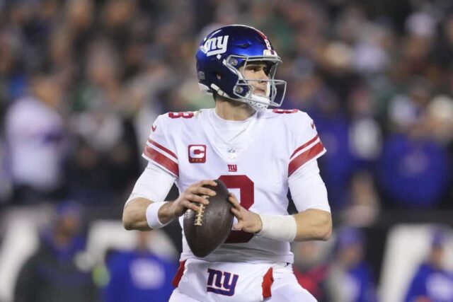 Daniel Jones, nº 8 do New York Giants, tenta passar a bola contra o Philadelphia Eagles durante o jogo NFC Divisional Playoff no Lincoln Financial Field em 21 de janeiro de 2023 na Filadélfia, Pensilvânia.