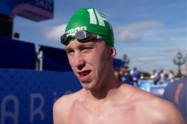 Daniel Wiffen fotografado sendo entrevistado pela RTE Sport após a maratona de natação em Paris 2024