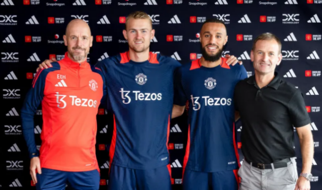 Erik ten Hag e Dan Ashworth mostram as novas contratações do Manchester United (Foto: Manchester United via Getty Images)