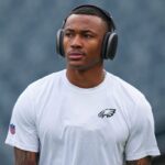 FILADÉLFIA, PENSILVÂNIA - 31 DE DEZEMBRO: DeVonta Smith # 6 do Philadelphia Eagles observa antes de um jogo contra o Arizona Cardinals no Lincoln Financial Field em 31 de dezembro de 2023 na Filadélfia, Pensilvânia.