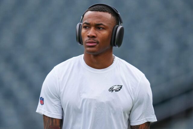 FILADÉLFIA, PENSILVÂNIA - 31 DE DEZEMBRO: DeVonta Smith # 6 do Philadelphia Eagles observa antes de um jogo contra o Arizona Cardinals no Lincoln Financial Field em 31 de dezembro de 2023 na Filadélfia, Pensilvânia.